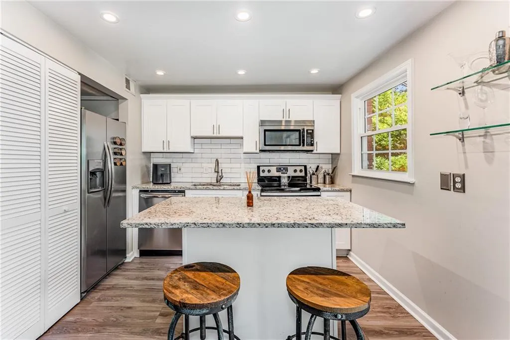 6700 Roswell Road Unit 27c, Atlanta, Georgia 30328, 2 Bedrooms Bedrooms, ,2 BathroomsBathrooms,Residential,Sold,6700 Roswell Road Unit 27c,7382668