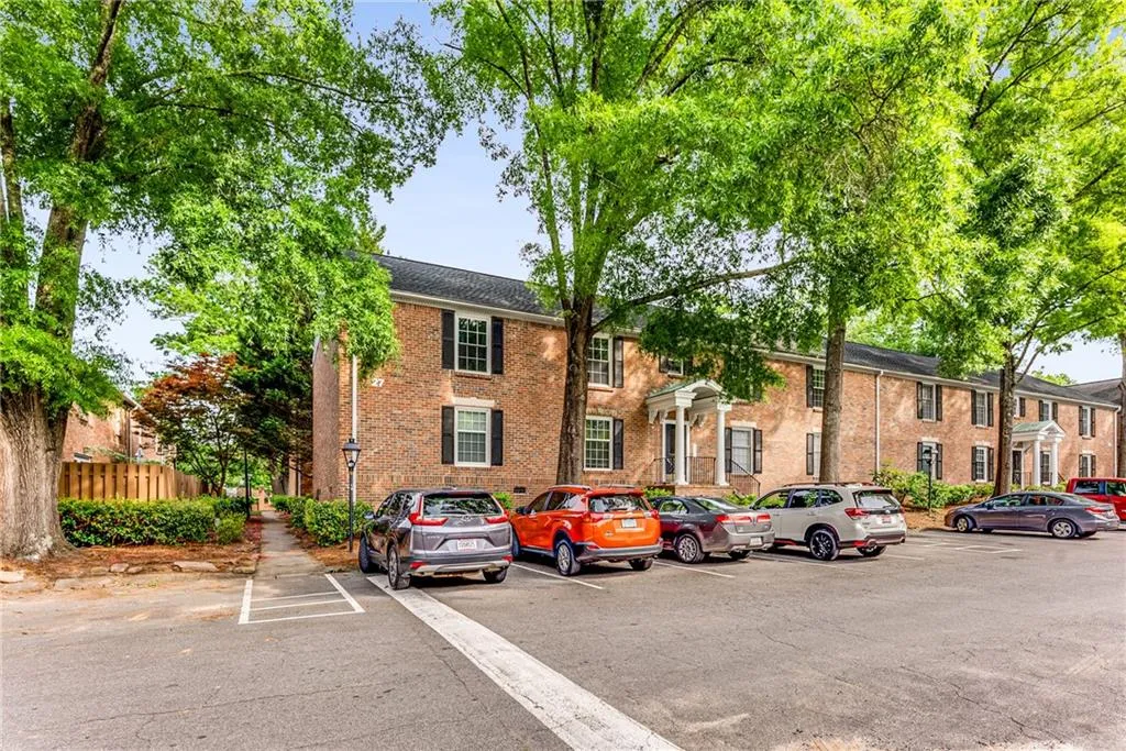 6700 Roswell Road Unit 27c, Atlanta, Georgia 30328, 2 Bedrooms Bedrooms, ,2 BathroomsBathrooms,Residential,Sold,6700 Roswell Road Unit 27c,7382668