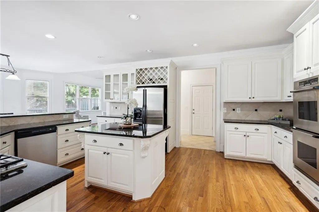 644 Windsor Parkway, Atlanta, Georgia 30342, 6 Bedrooms Bedrooms, ,5 BathroomsBathrooms,Residential,Sold,644 Windsor Parkway,7348789