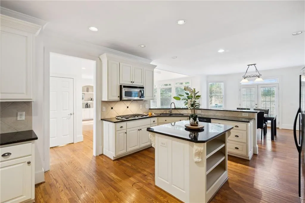 644 Windsor Parkway, Atlanta, Georgia 30342, 6 Bedrooms Bedrooms, ,5 BathroomsBathrooms,Residential,Sold,644 Windsor Parkway,7348789