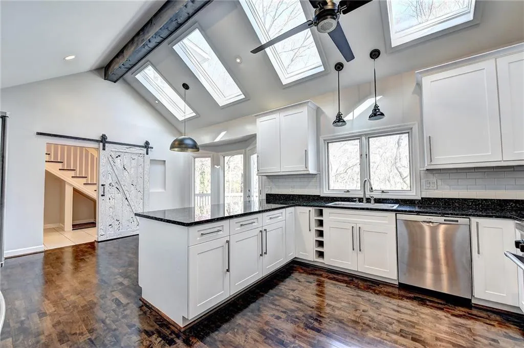 315 Skyridge Drive, Sandy Springs, Georgia 30350, 5 Bedrooms Bedrooms, ,4 BathroomsBathrooms,Residential,Sold,315 Skyridge Drive,6585115