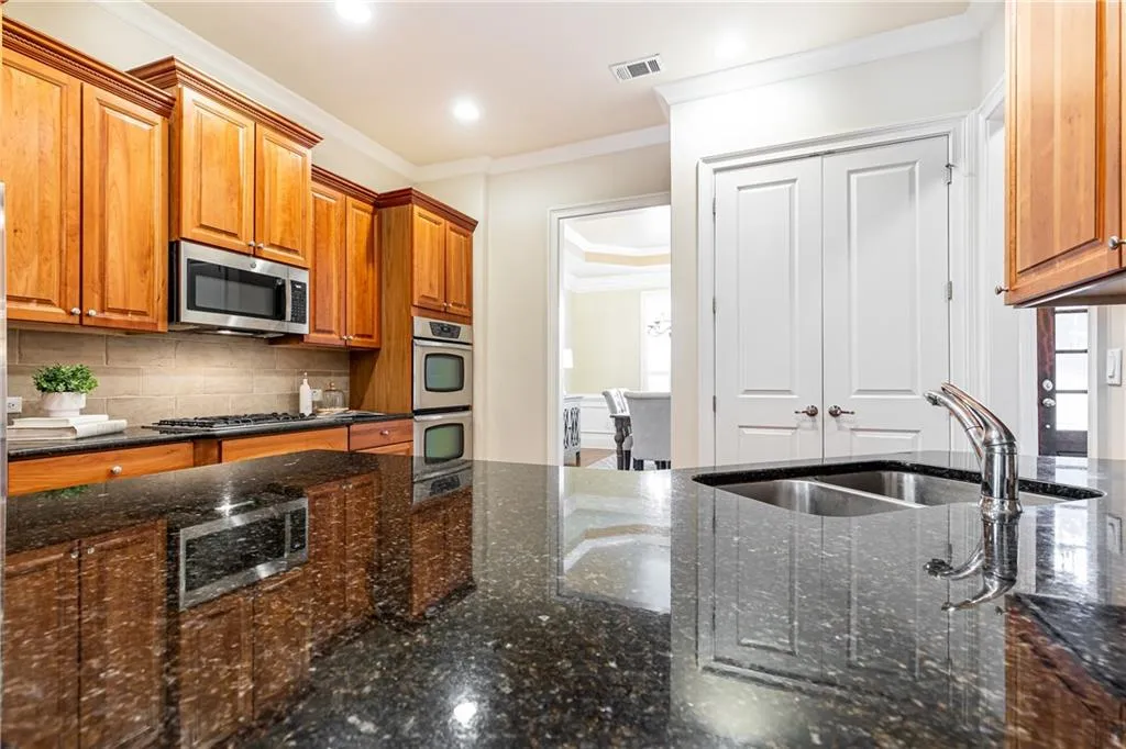 206 Mount Vernon Cove, Atlanta, Georgia 30328, 5 Bedrooms Bedrooms, ,4 BathroomsBathrooms,Residential,Sold,206 Mount Vernon Cove,7386343