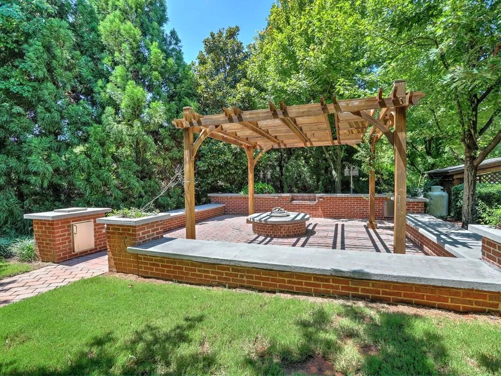 220 Le Gran View, Atlanta, Georgia 30328, 2 Bedrooms Bedrooms, ,2 BathroomsBathrooms,Residential,Sold,220 Le Gran View,6593547