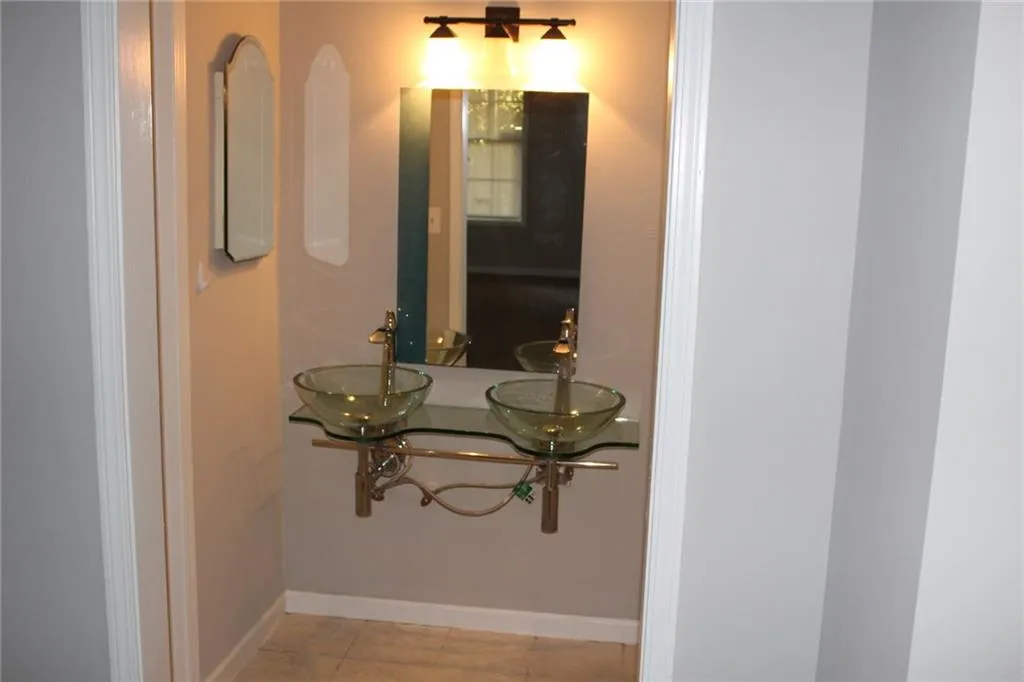 1406 Vicksburg Place, Dunwoody, Georgia 30350, 2 Bedrooms Bedrooms, ,2 BathroomsBathrooms,Residential,Sold,1406 Vicksburg Place,5775097