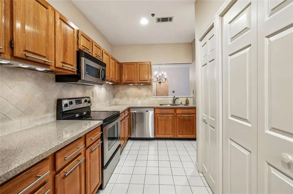 2499 Peachtree Road Ne Unit 406, Atlanta, Georgia 30305, 2 Bedrooms Bedrooms, 0 ,2 BathroomsBathrooms,Residential,For Sale,2499 Peachtree Road Ne Unit 406,7763165