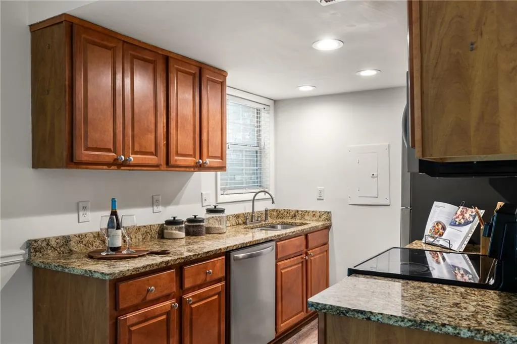 6900 Roswell Road Unit 6n, Atlanta, Georgia 30328, 2 Bedrooms Bedrooms, ,2 BathroomsBathrooms,Residential,Sold,6900 Roswell Road Unit 6n,7370342