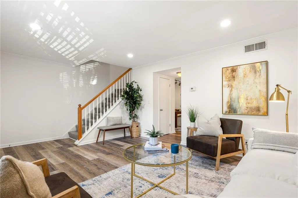 6900 Roswell Road Unit 6n, Atlanta, Georgia 30328, 2 Bedrooms Bedrooms, ,2 BathroomsBathrooms,Residential,Sold,6900 Roswell Road Unit 6n,7370342