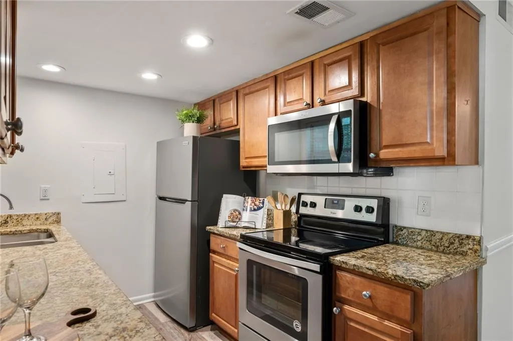 6900 Roswell Road Unit 6n, Atlanta, Georgia 30328, 2 Bedrooms Bedrooms, ,2 BathroomsBathrooms,Residential,Sold,6900 Roswell Road Unit 6n,7370342