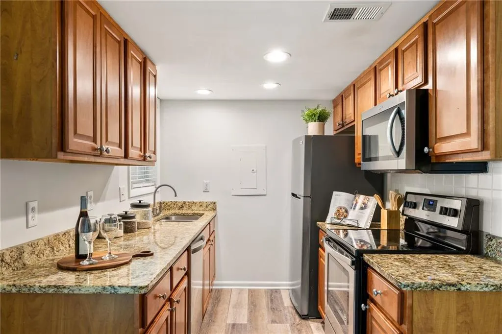 6900 Roswell Road Unit 6n, Atlanta, Georgia 30328, 2 Bedrooms Bedrooms, ,2 BathroomsBathrooms,Residential,Sold,6900 Roswell Road Unit 6n,7370342