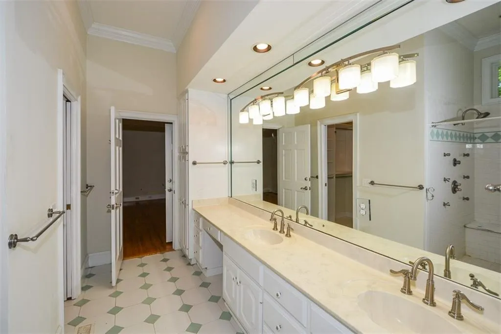 5051 Powers Ferry Road, Sandy Springs, Georgia 30327, 5 Bedrooms Bedrooms, ,4 BathroomsBathrooms,Residential,Sold,5051 Powers Ferry Road,6877928