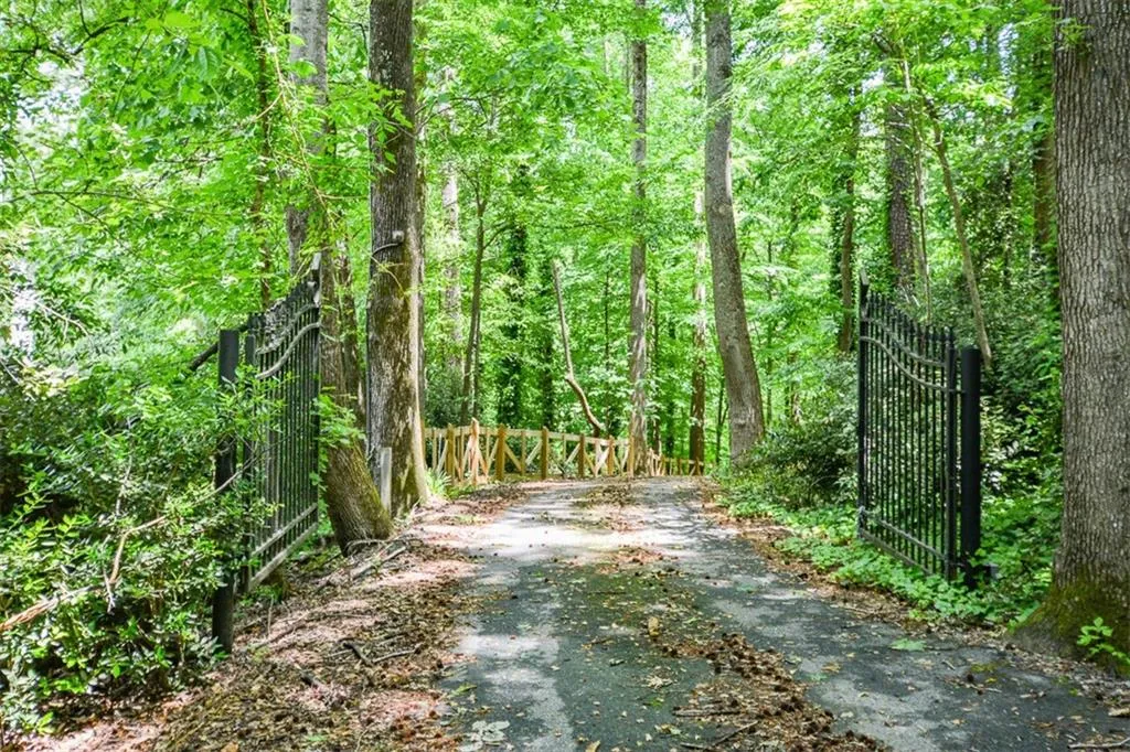 5051 Powers Ferry Road, Sandy Springs, Georgia 30327, 5 Bedrooms Bedrooms, ,4 BathroomsBathrooms,Residential,Sold,5051 Powers Ferry Road,6877928