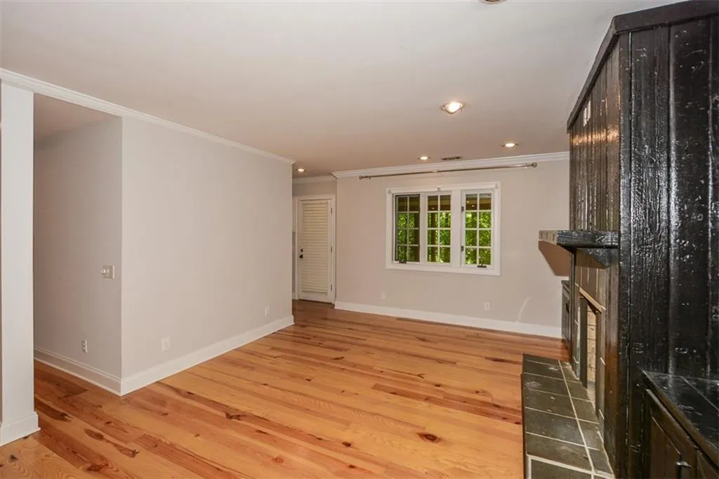 5051 Powers Ferry Road, Sandy Springs, Georgia 30327, 5 Bedrooms Bedrooms, ,4 BathroomsBathrooms,Residential,Sold,5051 Powers Ferry Road,6877928