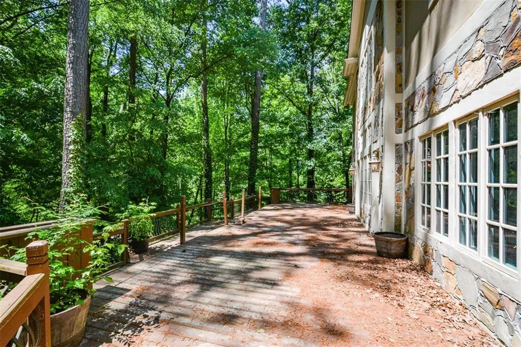 5051 Powers Ferry Road, Sandy Springs, Georgia 30327, 5 Bedrooms Bedrooms, ,4 BathroomsBathrooms,Residential,Sold,5051 Powers Ferry Road,6877928