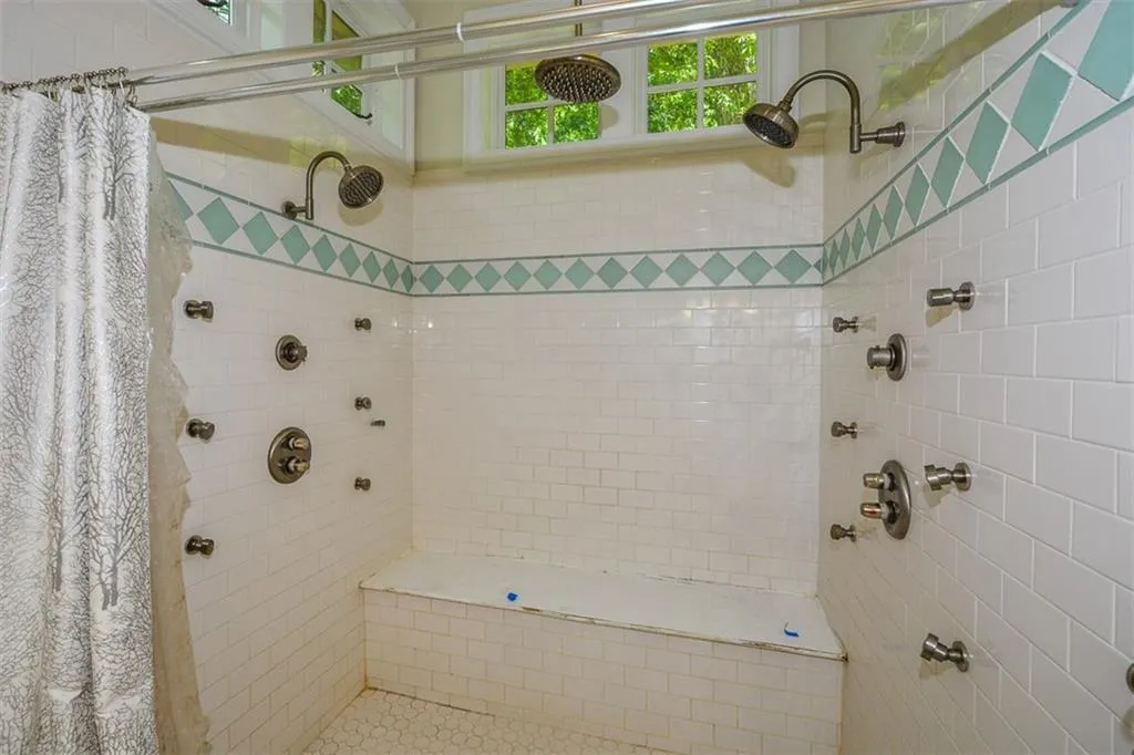 5051 Powers Ferry Road, Sandy Springs, Georgia 30327, 5 Bedrooms Bedrooms, ,4 BathroomsBathrooms,Residential,Sold,5051 Powers Ferry Road,6877928