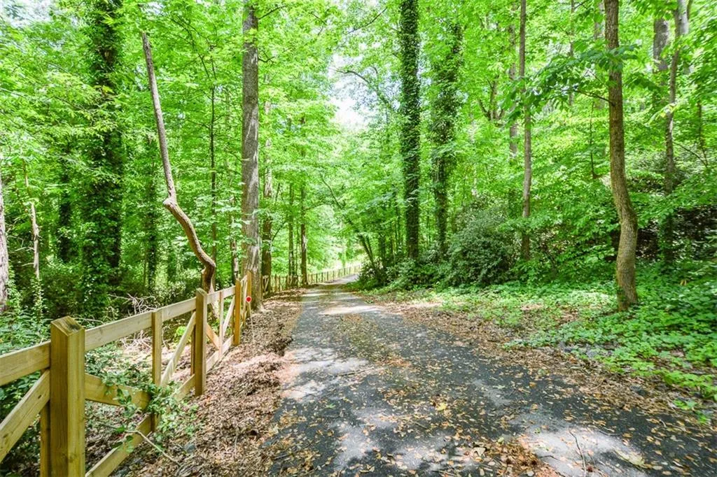 5051 Powers Ferry Road, Sandy Springs, Georgia 30327, 5 Bedrooms Bedrooms, ,4 BathroomsBathrooms,Residential,Sold,5051 Powers Ferry Road,6877928