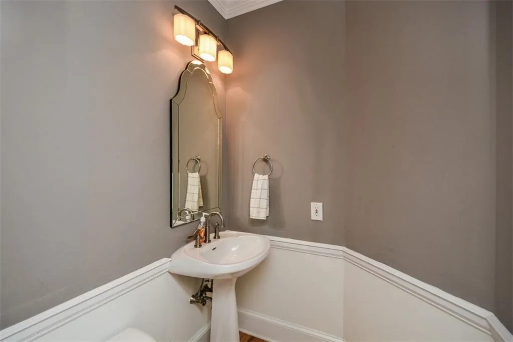 5051 Powers Ferry Road, Sandy Springs, Georgia 30327, 5 Bedrooms Bedrooms, ,4 BathroomsBathrooms,Residential,Sold,5051 Powers Ferry Road,6877928