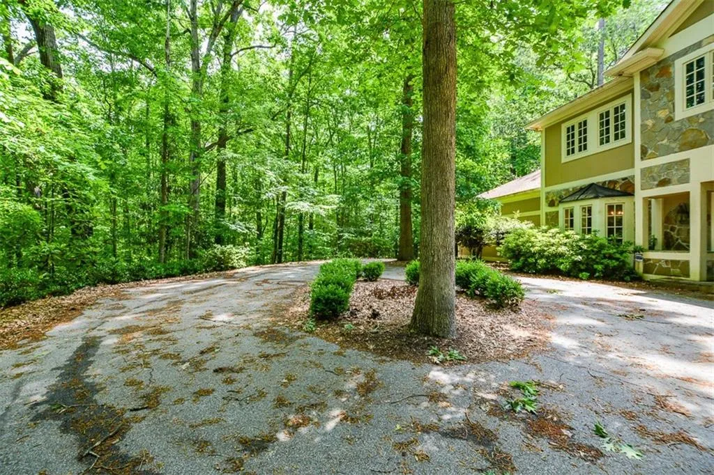 5051 Powers Ferry Road, Sandy Springs, Georgia 30327, 5 Bedrooms Bedrooms, ,4 BathroomsBathrooms,Residential,Sold,5051 Powers Ferry Road,6877928