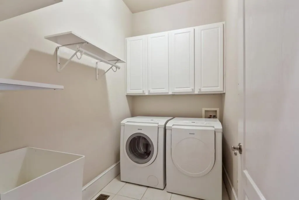 720 Glenferry Trail, Sandy Springs, Georgia 30328, 6 Bedrooms Bedrooms, ,5 BathroomsBathrooms,Residential,Sold,720 Glenferry Trail,6695545