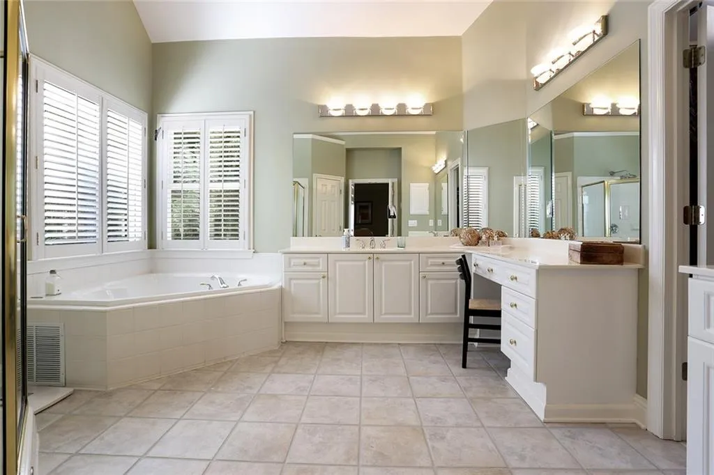 800 Lake Summit Drive, Sandy Springs, Georgia 30342, 4 Bedrooms Bedrooms, ,4 BathroomsBathrooms,Residential,Sold,800 Lake Summit Drive,5837159