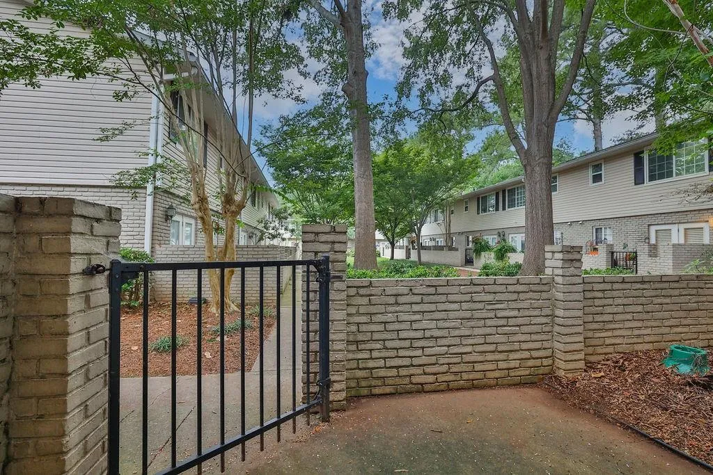 6940 Roswell Road Unit 21c, Sandy Springs, Georgia 30328, 2 Bedrooms Bedrooms, ,1 BathroomBathrooms,Residential,Sold,6940 Roswell Road Unit 21c,7105531