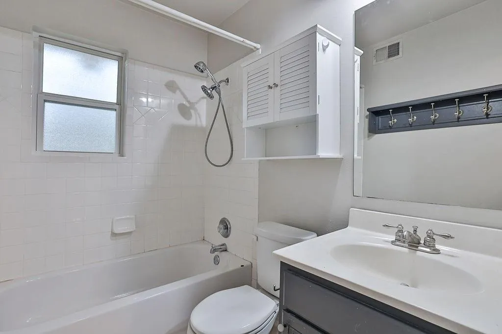 6940 Roswell Road Unit 21c, Sandy Springs, Georgia 30328, 2 Bedrooms Bedrooms, ,1 BathroomBathrooms,Residential,Sold,6940 Roswell Road Unit 21c,7105531