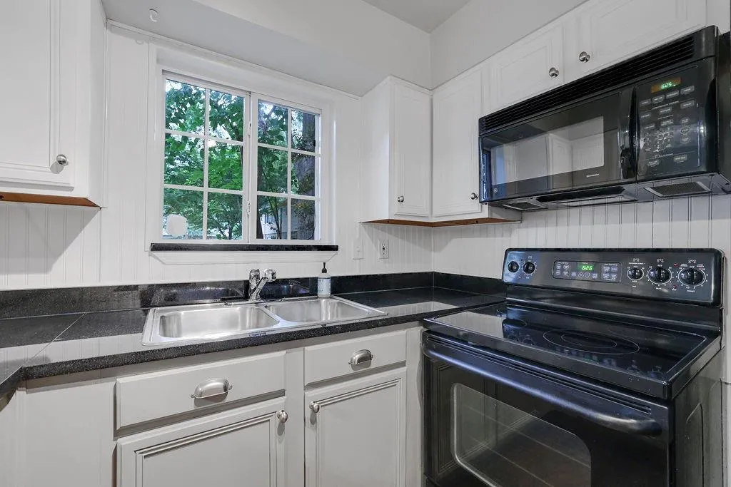 6940 Roswell Road Unit 21c, Sandy Springs, Georgia 30328, 2 Bedrooms Bedrooms, ,1 BathroomBathrooms,Residential,Sold,6940 Roswell Road Unit 21c,7105531
