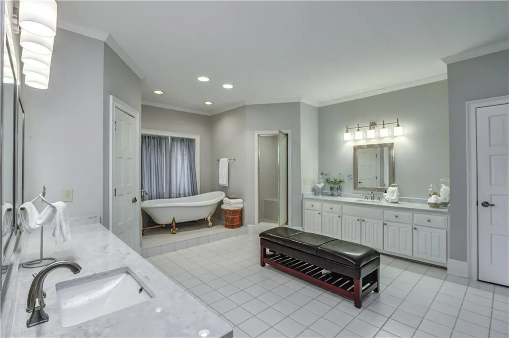 1455 N Riverside Circle, Sandy Springs, Georgia 30328, 5 Bedrooms Bedrooms, ,4 BathroomsBathrooms,Residential,Sold,1455 N Riverside Circle,7001861