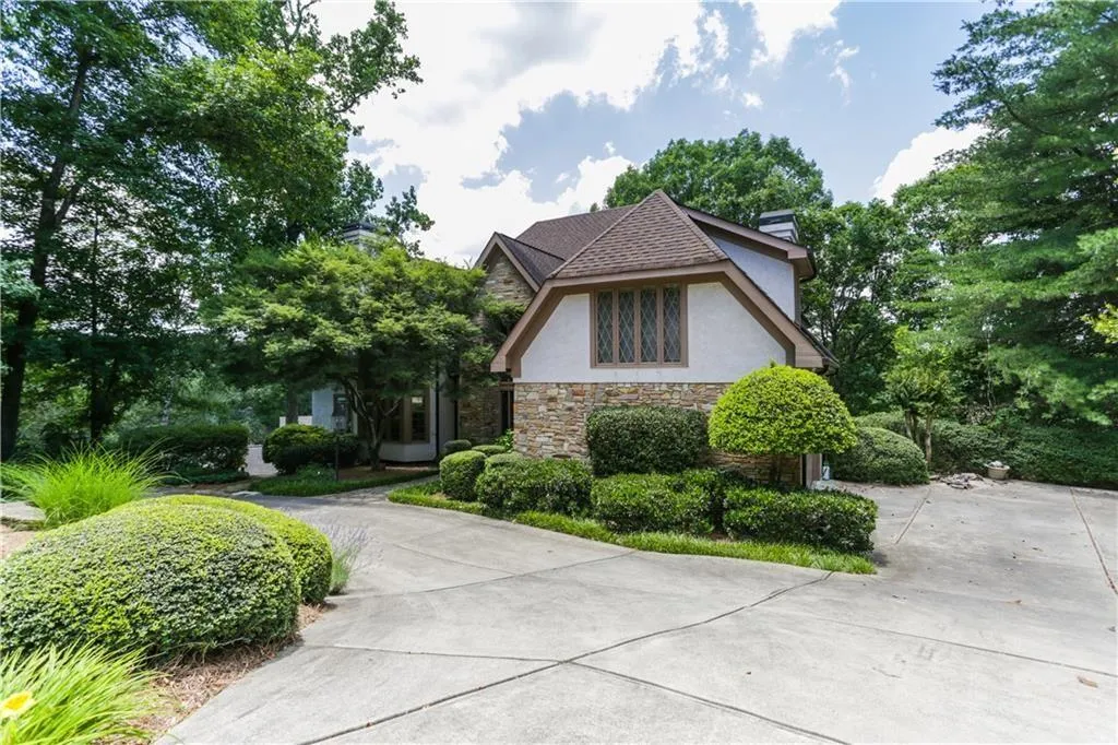 1455 N Riverside Circle, Sandy Springs, Georgia 30328, 5 Bedrooms Bedrooms, ,4 BathroomsBathrooms,Residential,Sold,1455 N Riverside Circle,7001861
