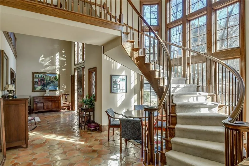 1455 N Riverside Circle, Sandy Springs, Georgia 30328, 5 Bedrooms Bedrooms, ,4 BathroomsBathrooms,Residential,Sold,1455 N Riverside Circle,7001861