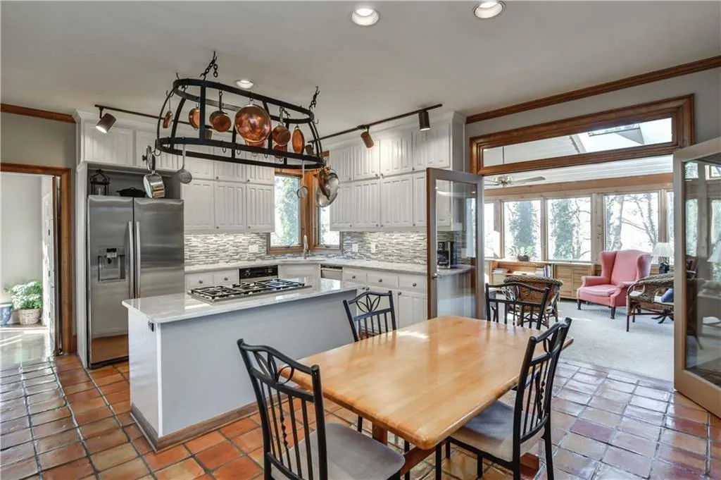 1455 N Riverside Circle, Sandy Springs, Georgia 30328, 5 Bedrooms Bedrooms, ,4 BathroomsBathrooms,Residential,Sold,1455 N Riverside Circle,7001861