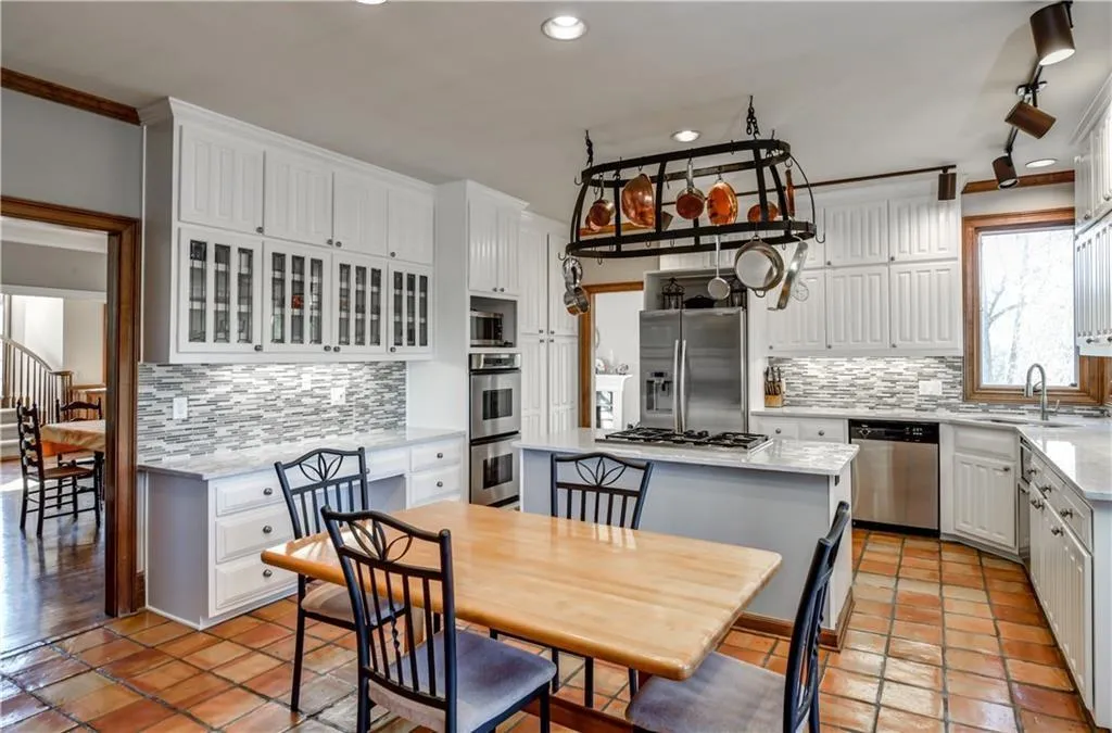 1455 N Riverside Circle, Sandy Springs, Georgia 30328, 5 Bedrooms Bedrooms, ,4 BathroomsBathrooms,Residential,Sold,1455 N Riverside Circle,7001861