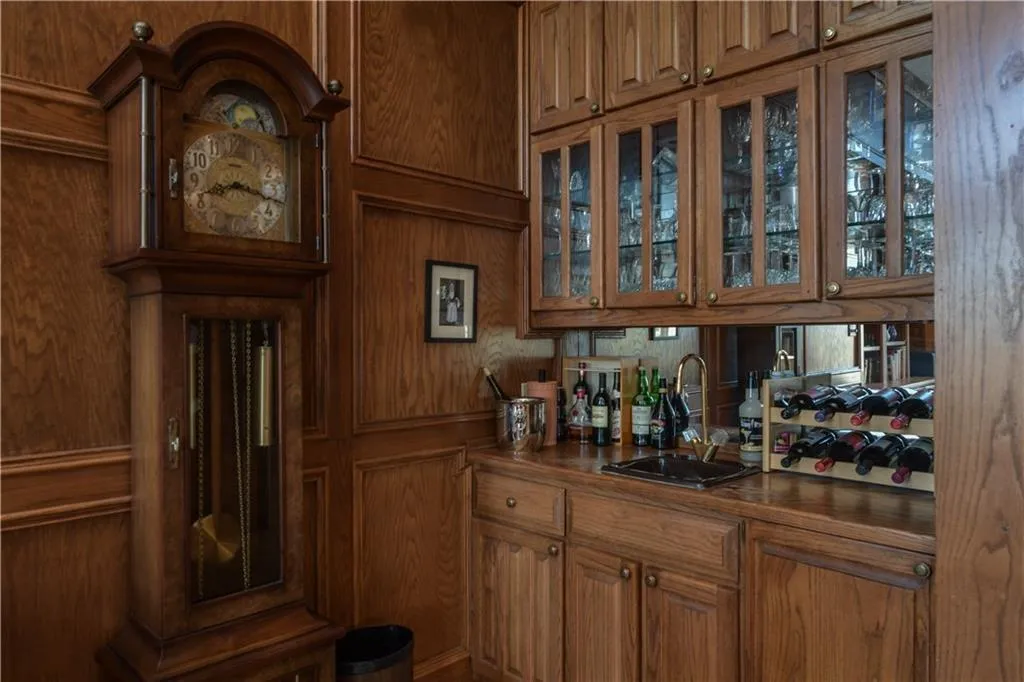 1455 N Riverside Circle, Sandy Springs, Georgia 30328, 5 Bedrooms Bedrooms, ,4 BathroomsBathrooms,Residential,Sold,1455 N Riverside Circle,7001861