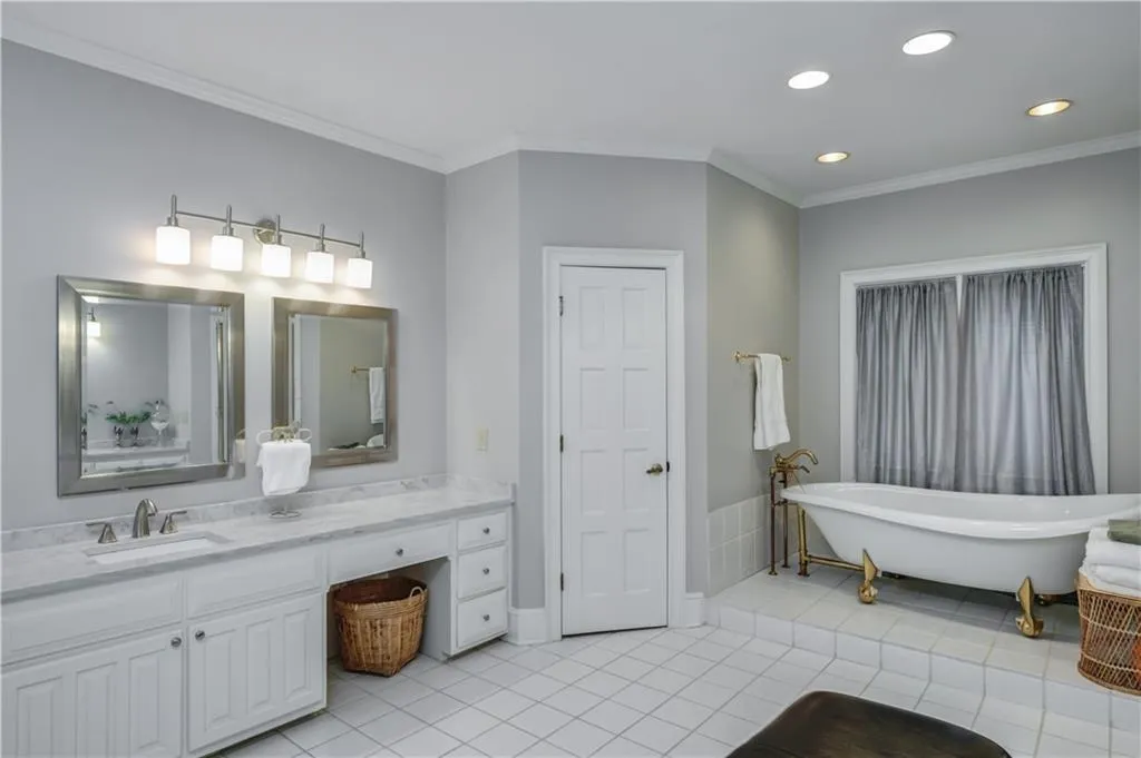 1455 N Riverside Circle, Sandy Springs, Georgia 30328, 5 Bedrooms Bedrooms, ,4 BathroomsBathrooms,Residential,Sold,1455 N Riverside Circle,7001861