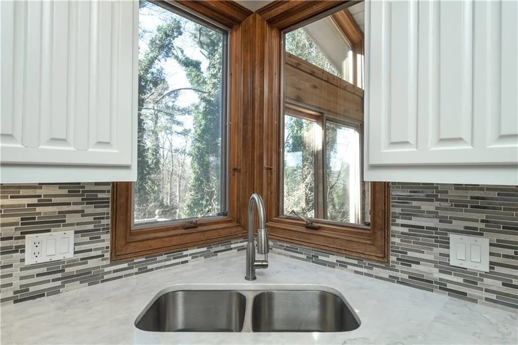 1455 N Riverside Circle, Sandy Springs, Georgia 30328, 5 Bedrooms Bedrooms, ,4 BathroomsBathrooms,Residential,Sold,1455 N Riverside Circle,7001861