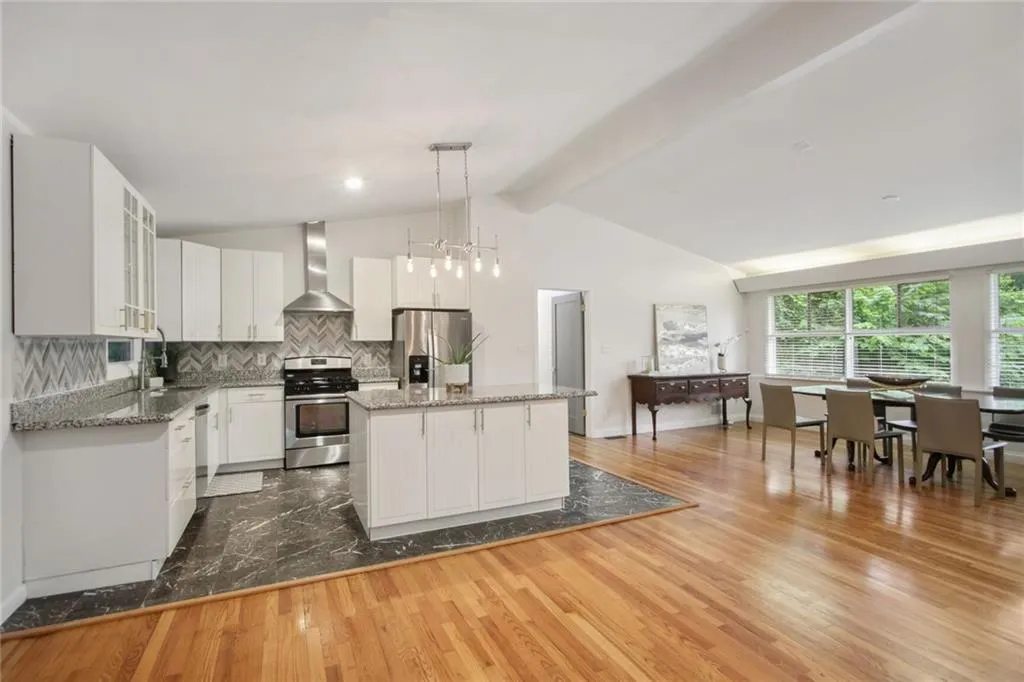 6420 N Hampton Drive, Sandy Springs, Georgia 30328, 4 Bedrooms Bedrooms, ,4 BathroomsBathrooms,Residential,Sold,6420 N Hampton Drive,7232406