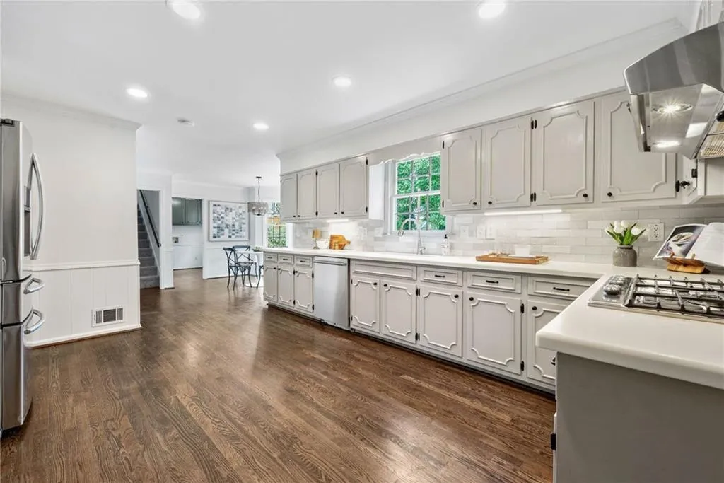 150 Marsh Glen Point, Atlanta, Georgia 30328, 5 Bedrooms Bedrooms, ,3 BathroomsBathrooms,Residential,For Sale,150 Marsh Glen Point,7619846