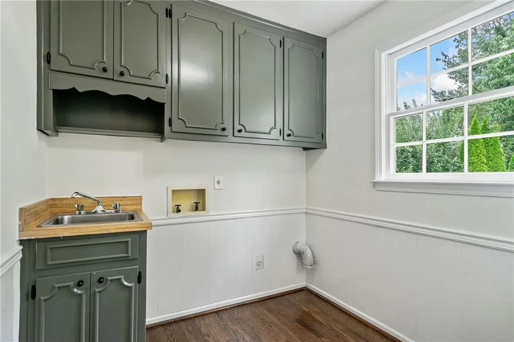 150 Marsh Glen Point, Atlanta, Georgia 30328, 5 Bedrooms Bedrooms, ,3 BathroomsBathrooms,Residential,For Sale,150 Marsh Glen Point,7619846