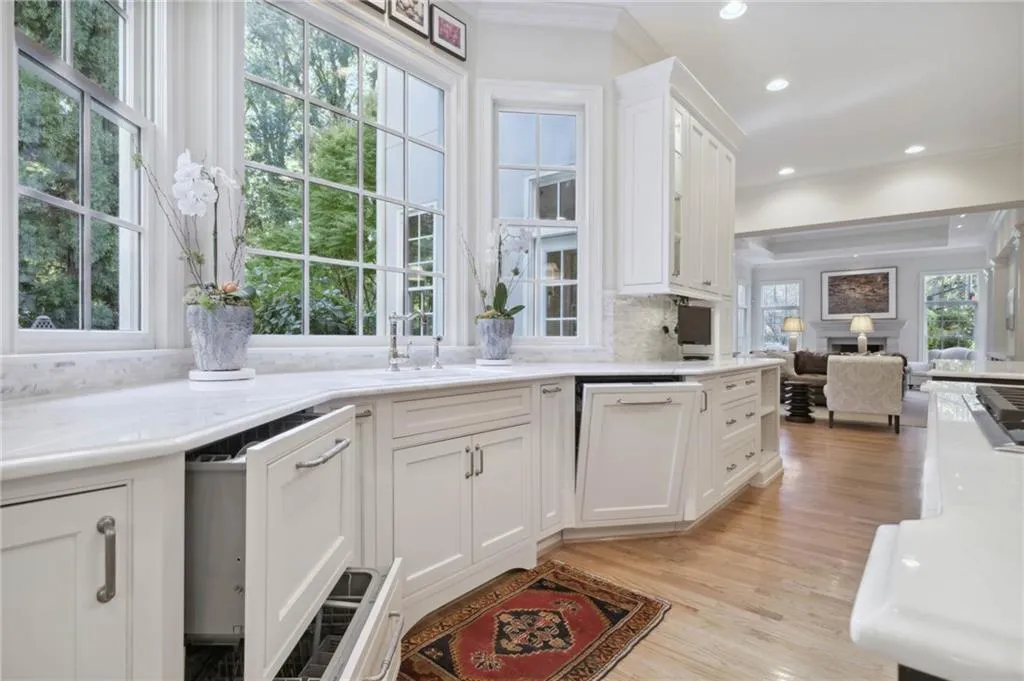 5665 Cross Gate Drive, Sandy Springs, Georgia 30327, 6 Bedrooms Bedrooms, ,5 BathroomsBathrooms,Residential,Sold,5665 Cross Gate Drive,7127803