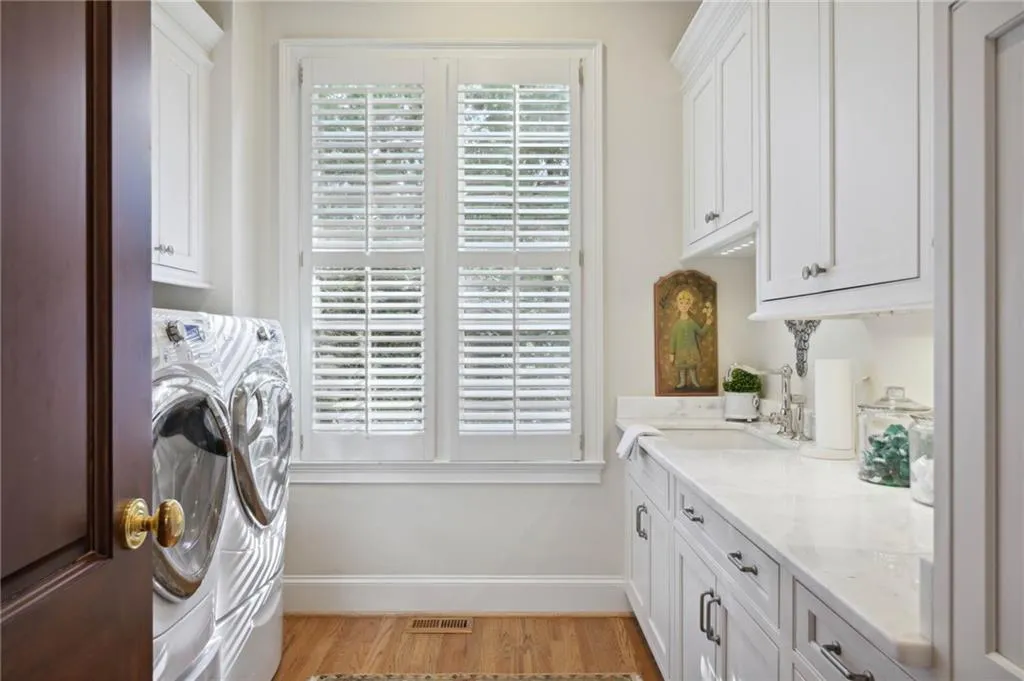 5665 Cross Gate Drive, Sandy Springs, Georgia 30327, 6 Bedrooms Bedrooms, ,5 BathroomsBathrooms,Residential,Sold,5665 Cross Gate Drive,7127803