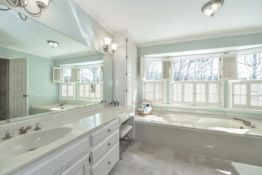 1525 Bakers Glen Drive, Sandy Springs, Georgia 30350, 6 Bedrooms Bedrooms, ,5 BathroomsBathrooms,Residential,Sold,1525 Bakers Glen Drive,5653287