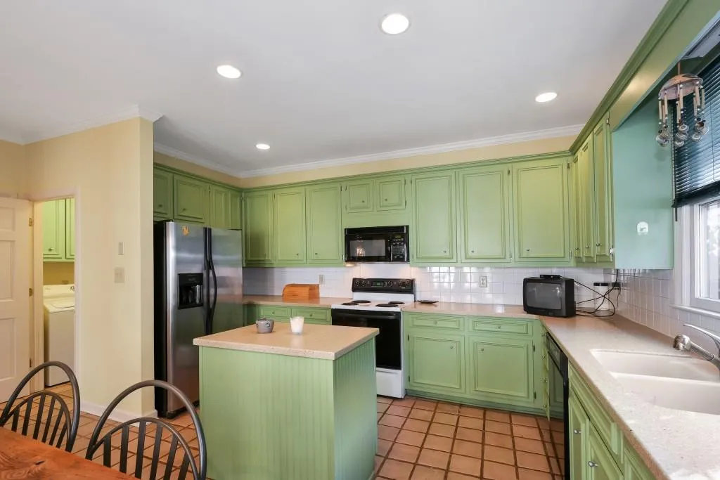 425 Greenlaurel Drive, Sandy Springs, Georgia 30342, 3 Bedrooms Bedrooms, ,3 BathroomsBathrooms,Residential,Sold,425 Greenlaurel Drive,5957779