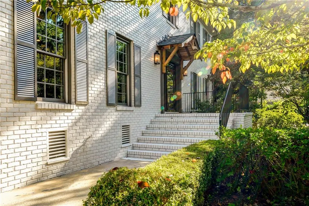 325 Kelson Drive, Sandy Springs, Georgia 30327, 4 Bedrooms Bedrooms, ,3 BathroomsBathrooms,Residential,Sold,325 Kelson Drive,6628989