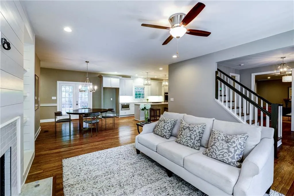 325 Kelson Drive, Sandy Springs, Georgia 30327, 4 Bedrooms Bedrooms, ,3 BathroomsBathrooms,Residential,Sold,325 Kelson Drive,6628989