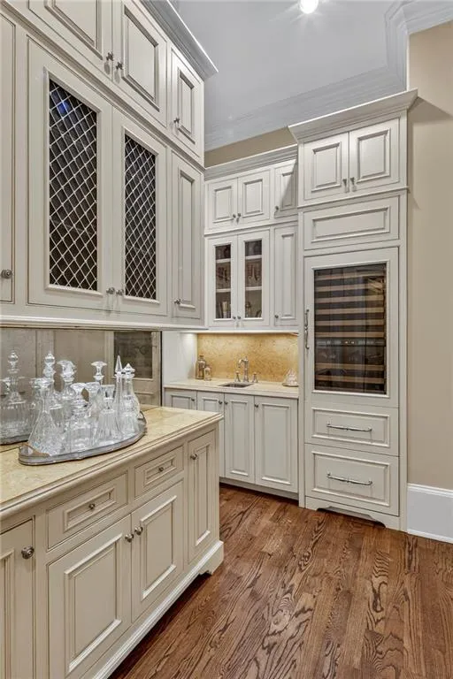 Butlers Pantry/Skullery with wine cooler, beverage  drawers, double ovens and warming drawer