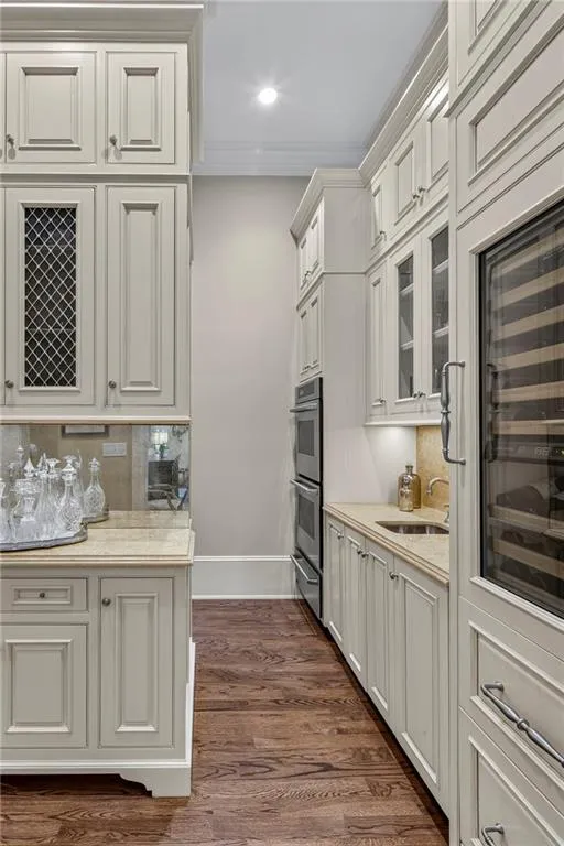 Butler Pantry/Skullery with wine cooler, beverage drawers, double ovens and warming drawer