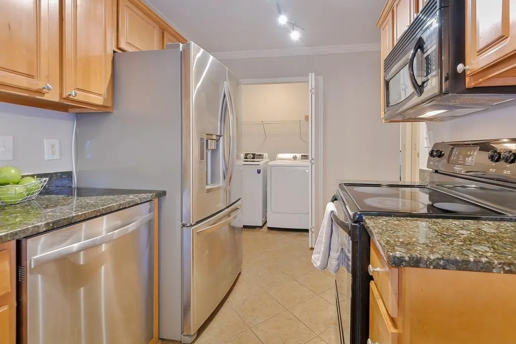 306 Brighton Point, Sandy Springs, Georgia 30328, 2 Bedrooms Bedrooms, ,2 BathroomsBathrooms,Residential,Sold,306 Brighton Point,6592265