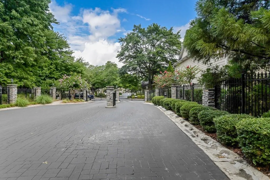 306 Brighton Point, Sandy Springs, Georgia 30328, 2 Bedrooms Bedrooms, ,2 BathroomsBathrooms,Residential,Sold,306 Brighton Point,6592265