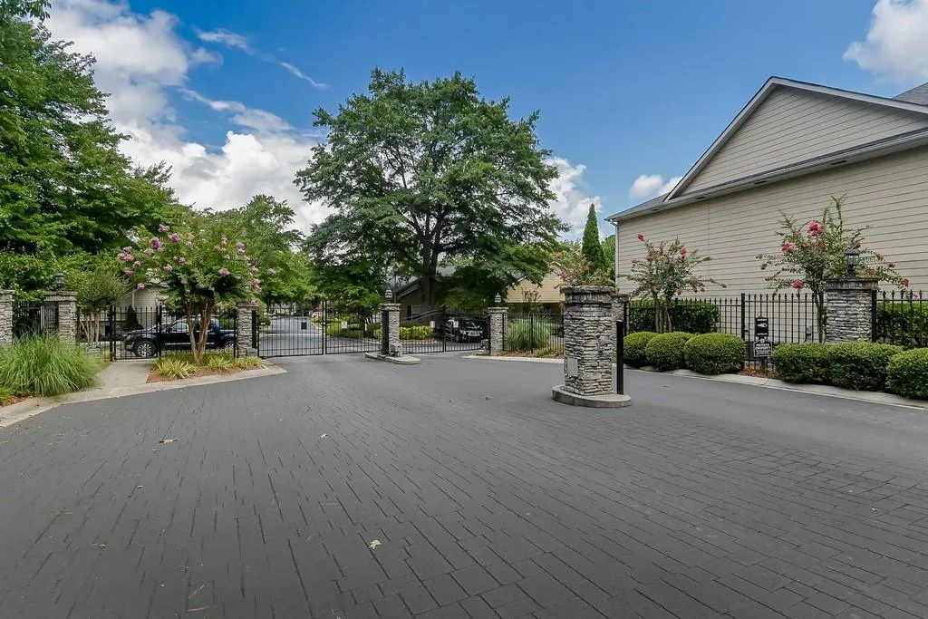 306 Brighton Point, Sandy Springs, Georgia 30328, 2 Bedrooms Bedrooms, ,2 BathroomsBathrooms,Residential,Sold,306 Brighton Point,6592265