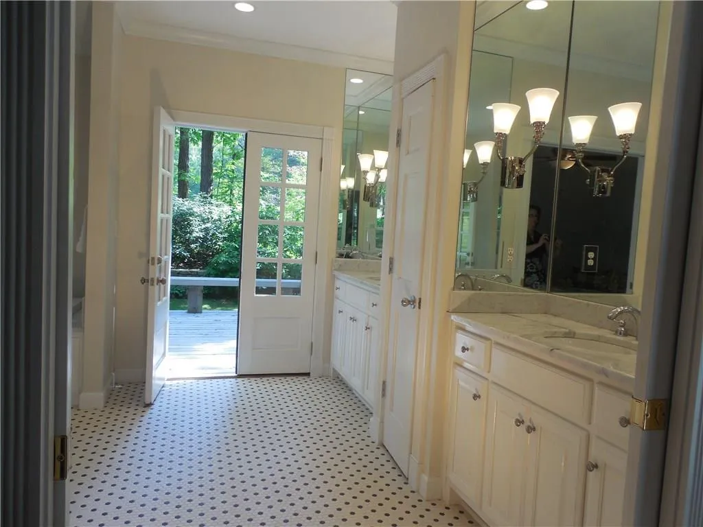 8950 Huntcliff Trace, Sandy Springs, Georgia 30350, 5 Bedrooms Bedrooms, ,4 BathroomsBathrooms,Residential,Sold,8950 Huntcliff Trace,5679547