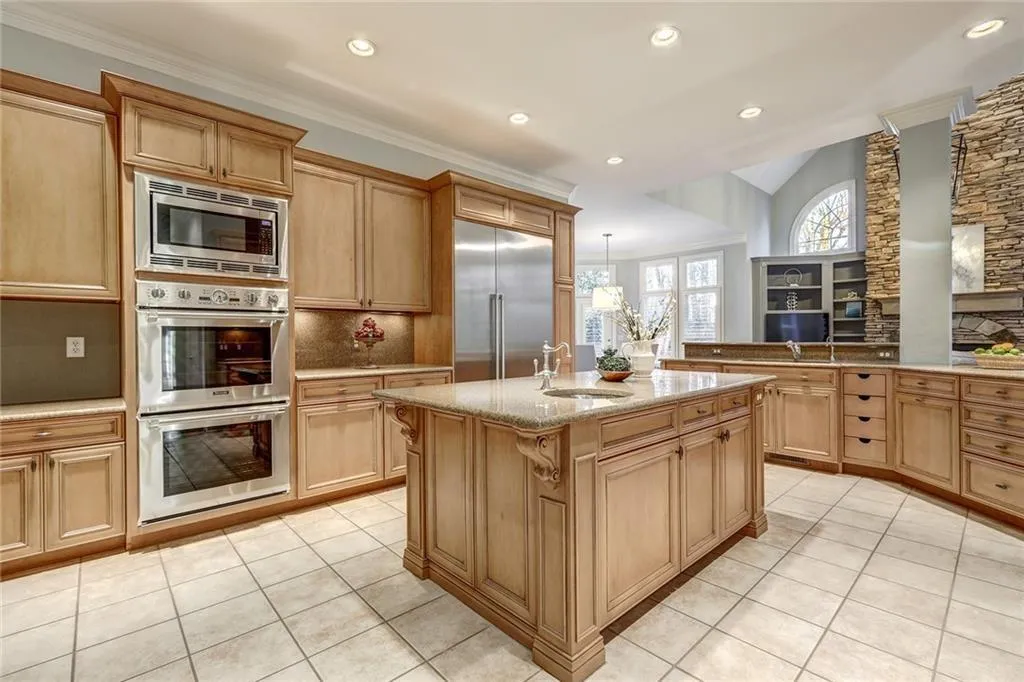 10 Highland Valley Court, Sandy Springs, Georgia 30327, 6 Bedrooms Bedrooms, ,5 BathroomsBathrooms,Residential,Sold,10 Highland Valley Court,6867269